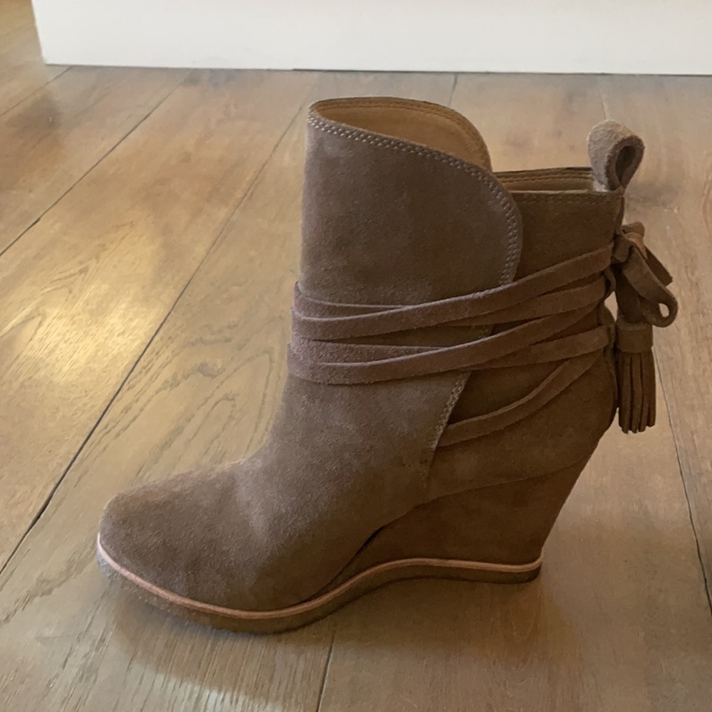 Like new! Splendid Suede Booties- Size 9 - Picture 3 of 13